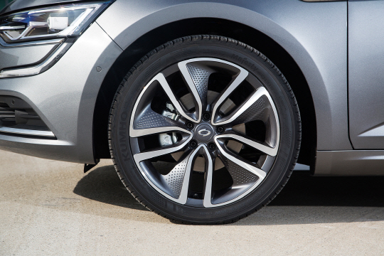 SM6는 중형세단 최초로 19인치 휠을 적용했다.  르노삼성자동차 제공